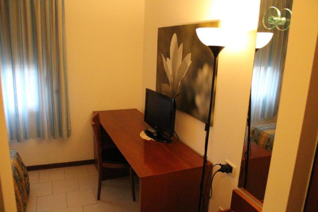 Hotel Riverside Модена Экстерьер фото