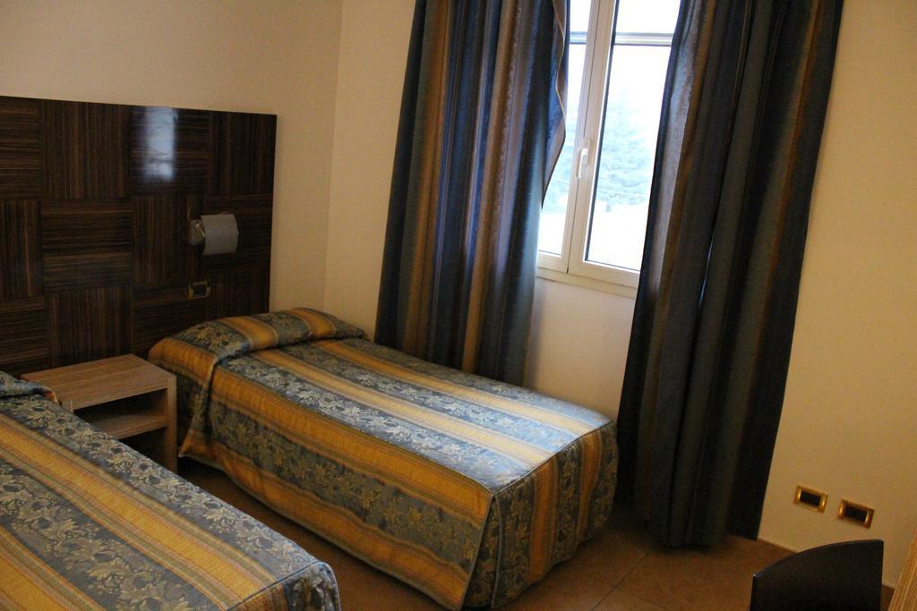 Hotel Riverside Модена Экстерьер фото