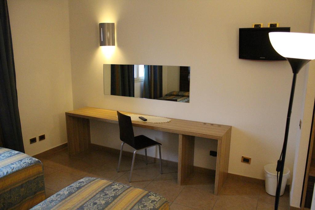 Hotel Riverside Модена Экстерьер фото