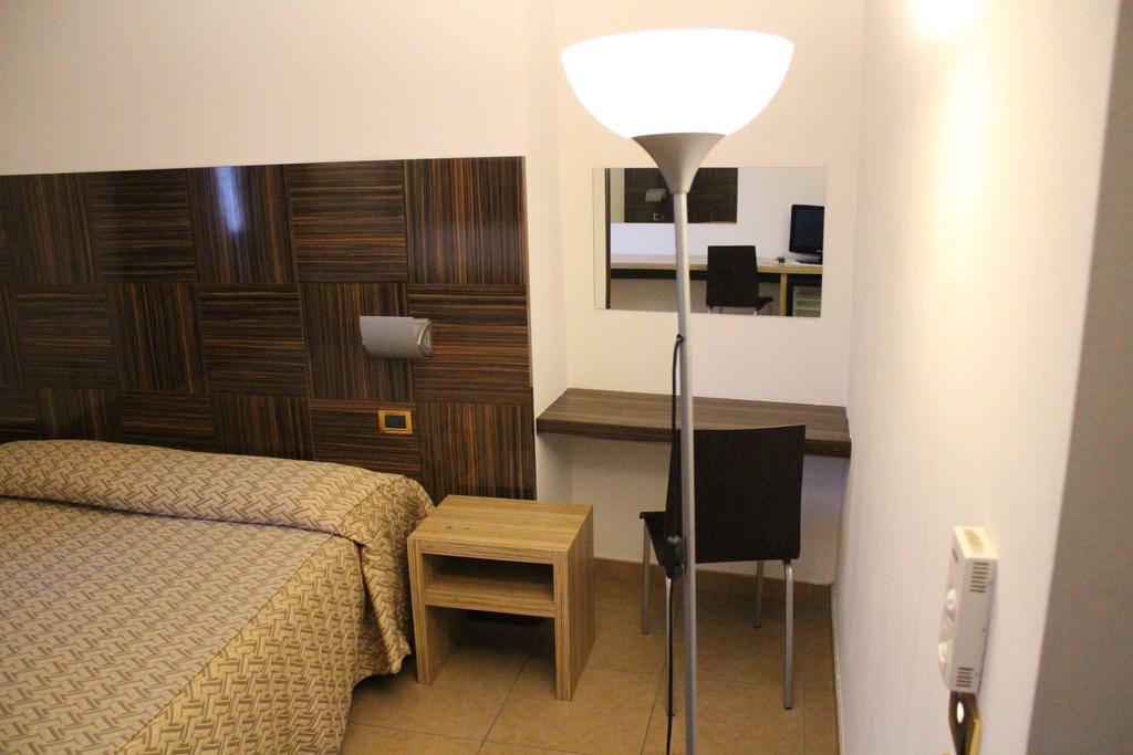 Hotel Riverside Модена Экстерьер фото