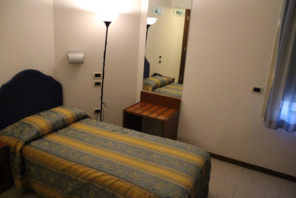Hotel Riverside Модена Экстерьер фото