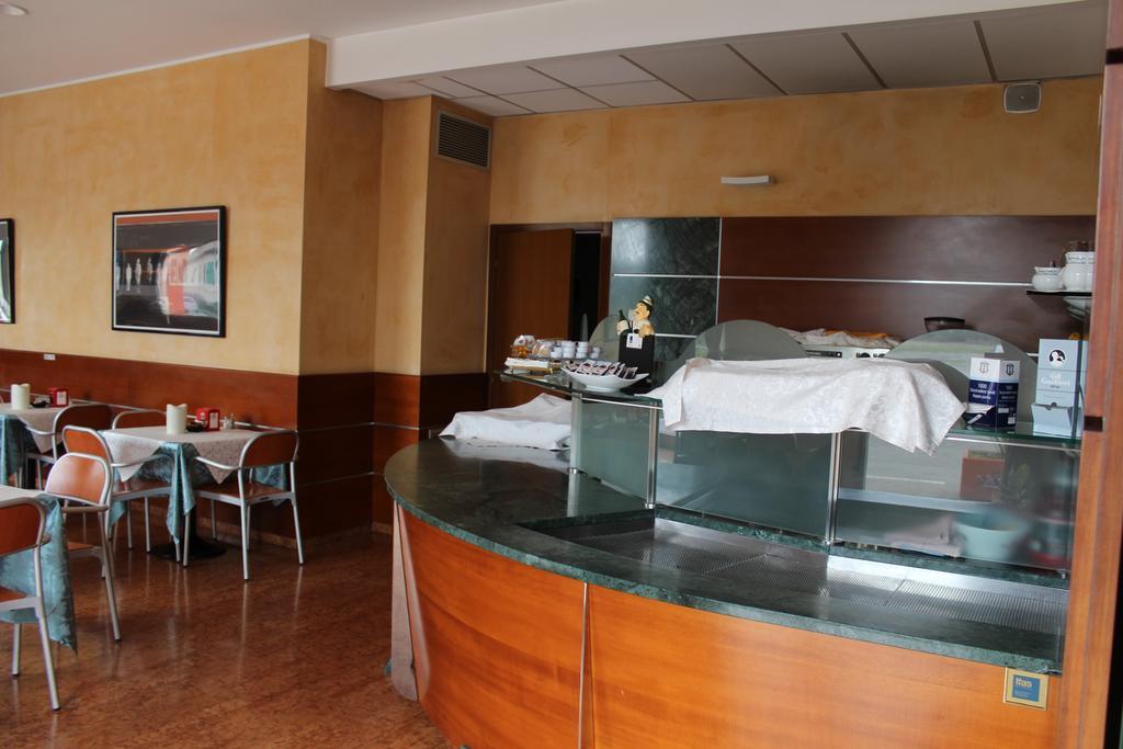 Hotel Riverside Модена Экстерьер фото