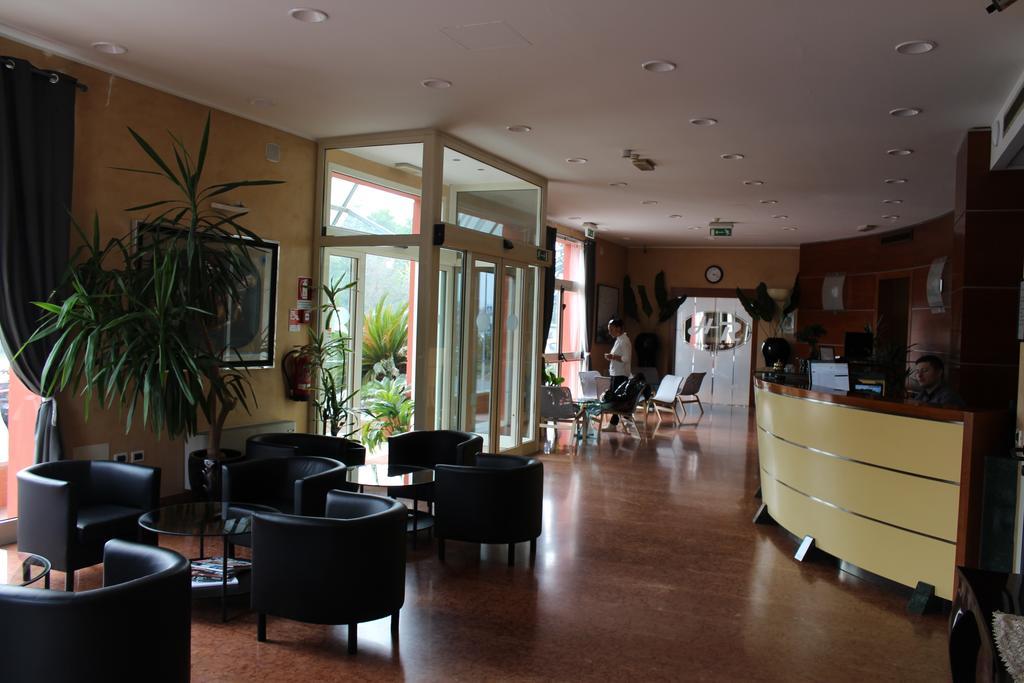 Hotel Riverside Модена Экстерьер фото