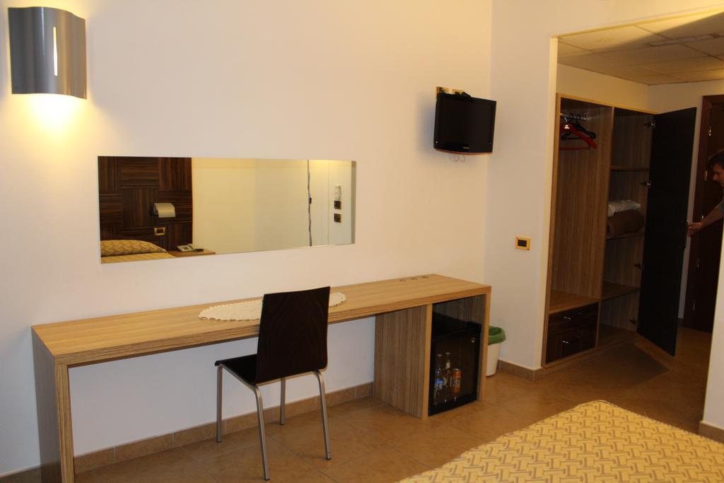 Hotel Riverside Модена Экстерьер фото